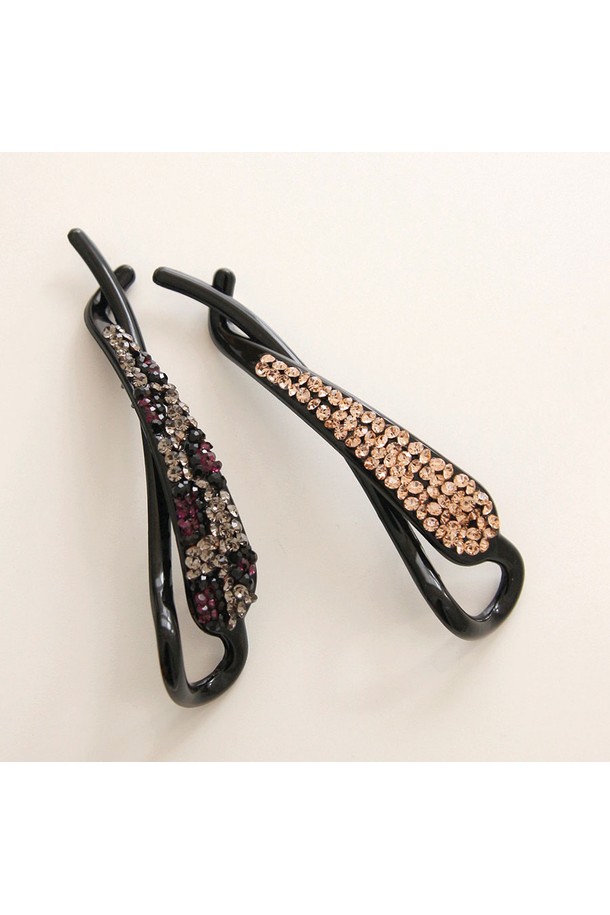 세련된 헤어 스타일링을 위한 큐빅 반묶음 스몰 바나나핀 Bh0976입니다. 여성용으로, 피치 및 멀티 컬러 옵션이 제공됩니다. 셀룰로오스와 큐빅 소재로 제작되어 시크하고 심플하며 모던한 스타일을 연출합니다. 큐빅 장식이 돋보이는 무지 디자인으로, 반묶음 헤어 스타일에 포인트를 더해줍니다. 스몰 사이즈(2.6cm X 11cm)에 7.6g의 가벼운 무게로 편안하게 착용할 수 있습니다.
