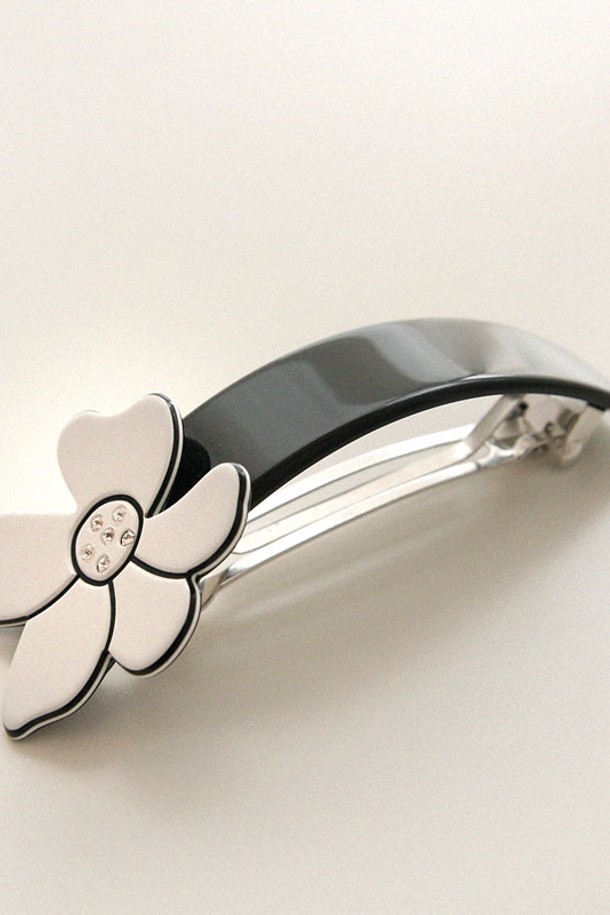 프랑스 모노톤 자동 헤어핀 Bh0936은 여성스러운 엘레강스 스타일을 연출하는 헤어 액세서리입니다. 셀룰로이드 소재로 제작되었으며, 데이지 꽃 디자인과 플라워 & 벨트 파트 조합이 특징입니다. 모노톤 컬러와 플라워 패턴으로 어디든 잘 어울리며, 일상 속에서 고급스러운 포인트를 더해줍니다.
