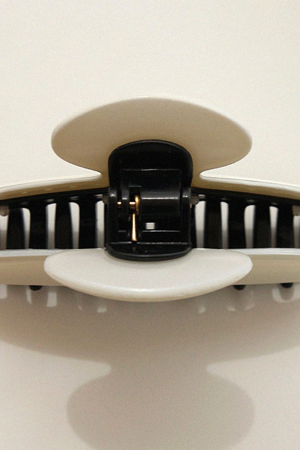 프랑스 셀룰로이드 소재로 제작된 Bh0925 투톤 쿠키 집게핀입니다. 우아하고 엘레강스한 무드의 데이지 꽃 모티브와 보석 장식이 돋보이며, 럭셔리한 디자인이 특징입니다. 일상에서 여성스러운 스타일을 완성해 줄 커스텀 메이드 헤어 액세서리입니다.
