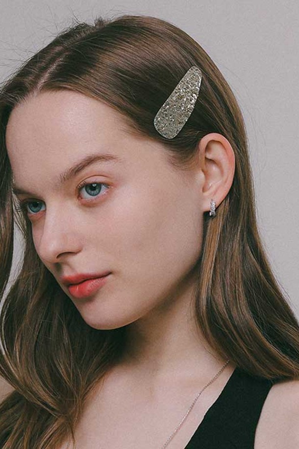 컬러 스팽글 헤어 딱핀 H01400은 블랙, 블루, 라이트 피치, 브라운, 실버 5가지 색상으로 출시된 여성용 헤어핀입니다. 7.3cm X 2.3cm 크기에, 실버, 티타늄, 서지컬 스틸 소재로 제작되어 알레르기 방지 기능이 있으며, 모던하고 클래식한 스팽글 디자인으로 일상에서도 고급스럽게 착용할 수 있습니다. 심플하고 세련된 디자인으로 다양한 스타일에 매치 가능하며, 향수, 땀, 물, 온도 변화에 변색될 수 있으니 주의 바랍니다.
