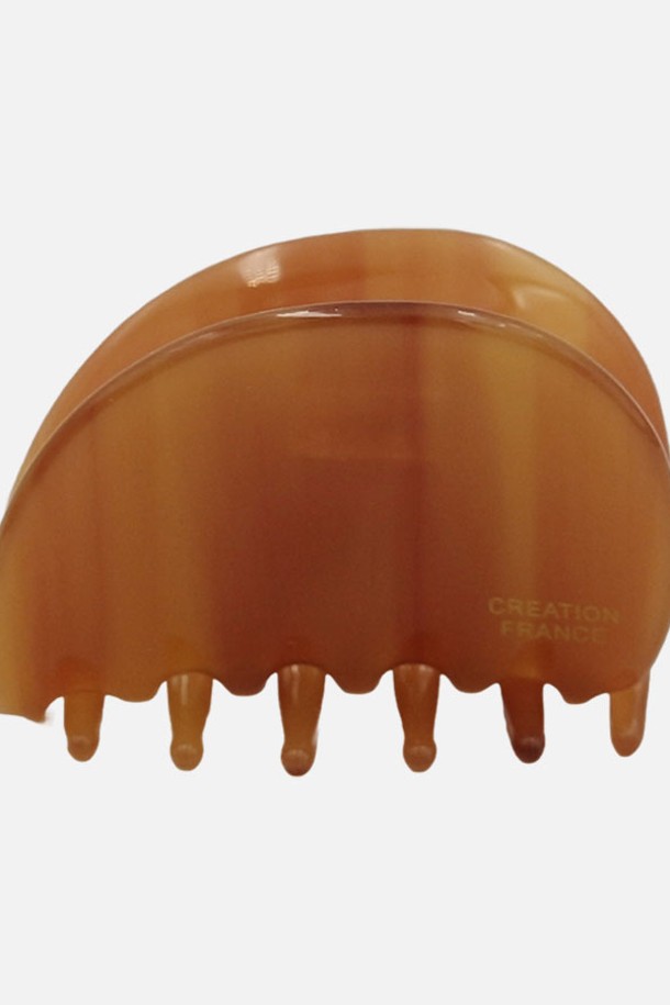 프랑스 반달 셀룰로이드 미니 집게핀 H01352는 심플하고 세련된 디자인이 돋보이는 헤어 액세서리입니다. 셀룰로이드 소재로 제작되어 모던하면서도 클래식한 스타일을 연출하며, 일상생활에서 헤어 스타일을 간편하게 고정할 수 있습니다. 반달형 디자인과 미니 사이즈로, 다양한 헤어 스타일에 자연스럽게 어울립니다. 색상은 레드, 그레이 마블, 브라운, 베이지 마블 4가지로 제공되며, 알레르기 방지 코팅 처리 및 개별 포장 옵션을 선택할 수 있습니다. 향수, 땀, 물, 온도 변화에 민감하므로 주의하여 사용하십시오.
