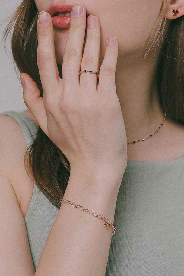 아름다운 조화가 돋보이는 장미석 시트린 토파즈 로즈골드 실버 팔찌 B01050입니다. 섬세한 로즈골드와 실버 컬러의 조합이 세련된 멋을 자아내며, 로즈쿼츠, 시트린, 토파즈, 실버925 소재로 제작되어 고급스러움을 더했습니다. 모던하고 클래식한 디자인으로, 데이트룩이나 모임룩에 포인트 아이템으로 활용하기 좋습니다. 하이포알러제닉 도금으로 알레르기 걱정을 줄였으며, 연장 체인이 있어 착용감을 높였습니다. 심플하지만 존재감 있는 디자인으로, 선물용 패키지로도 준비되어 소중한 분에게 마음을 전하기 좋습니다.
