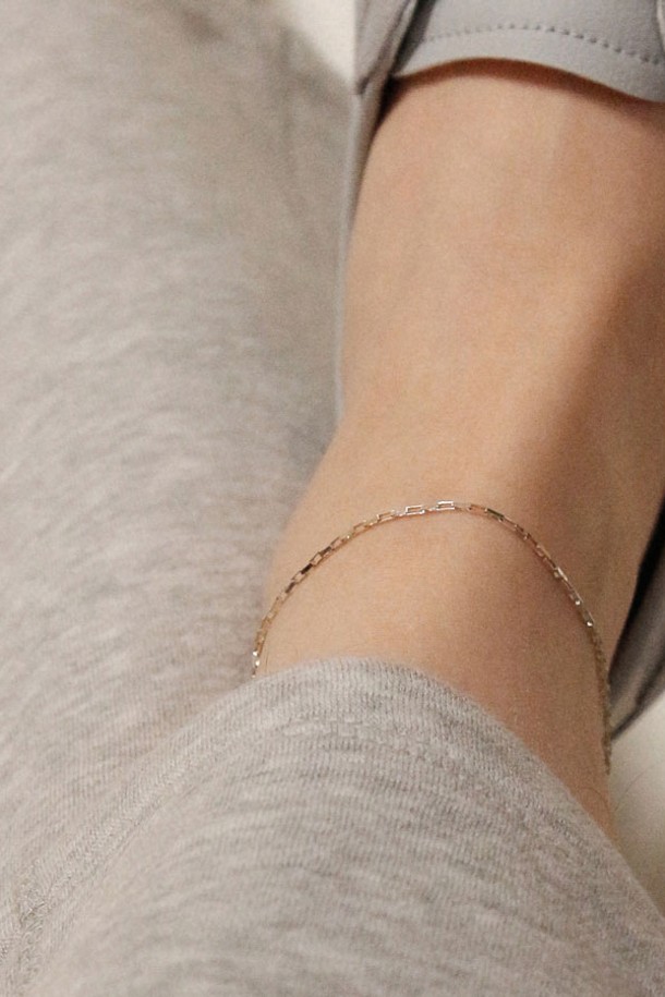 세련된 실버 체인 발찌 A0680을 만나보세요. 925 스털링 실버 소재로 제작되어 알러지 걱정 없이 편안하게 착용할 수 있으며, 하이포알러제닉 코팅 처리로 피부 자극을 최소화했습니다. 미니멀하고 모던한 디자인에 체인 장식으로 포인트를 주어 봄, 여름 데일리룩에 시원함을 더하며, 사이즈 조절 기능으로 누구나 편안하게 착용할 수 있습니다.
