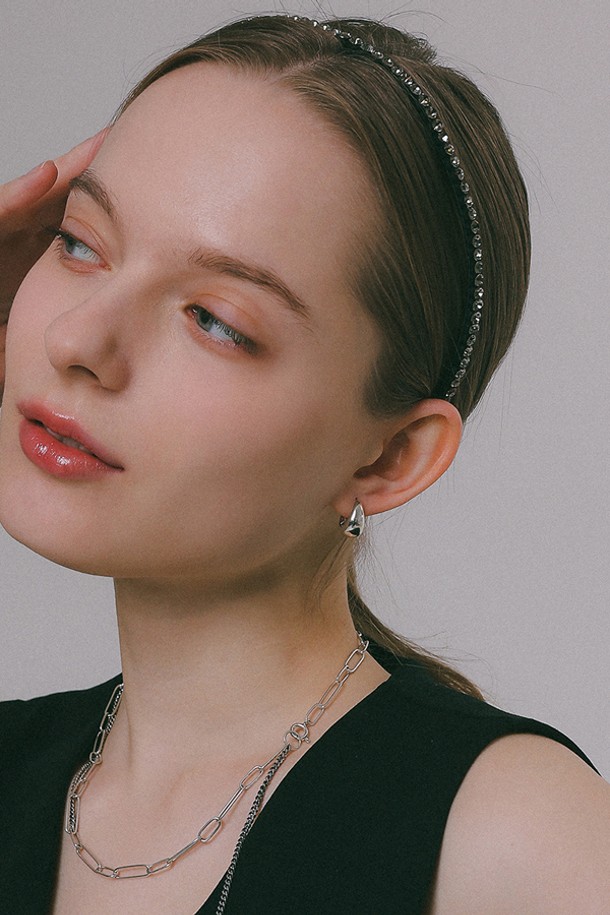 세련된 큐빅 장식이 돋보이는 여성용 헤어밴드 H01373입니다. 슬림한 라인과 광택감이 돋보이며, 큐빅과 비즈 디테일이 엘레강스한 무드를 연출합니다. 데일리룩에 포인트를 더해줄 아이템으로, 사계절 내내 활용하기 좋습니다.
