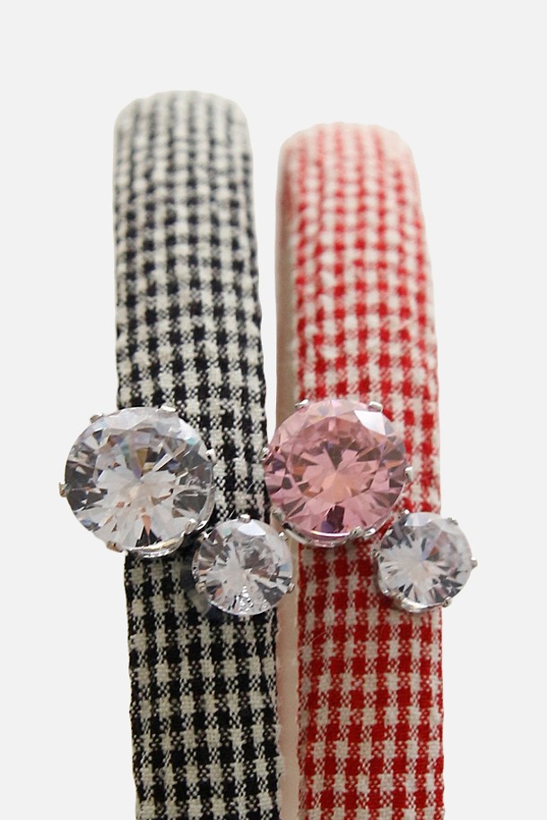 키치 컬러 체크 헤어밴드 H01422는 블랙과 화이트 컬러의 체크 패턴으로 포인트를 준 여성 헤어밴드입니다. 1.3cm 폭의 헤어밴드는 실버, 티타늄, 서지컬스틸 소재에 큐빅과 진주 장식으로 키치한 스타일을 연출합니다. 하이포알러제닉 도금 처리되었으나, 외부 충격 및 향수, 땀, 물, 온도 변화에 의한 변색에 유의해야 합니다.
