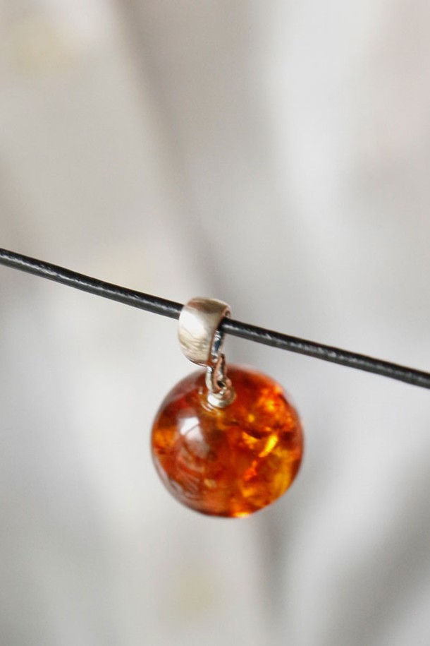 호박 원석 레더 코드 목걸이 Bn0568은 여성스러운 매력을 더하는 데일리 목걸이입니다. 브라운과 블랙 색상의 가죽 스트랩에 호박 원석 팬던트가 더해져 미니멀하면서도 자연스러운 스타일을 연출합니다. 심플한 디자인으로 어떤 옷차림에도 잘 어울려, 편안하게 착용할 수 있습니다.
