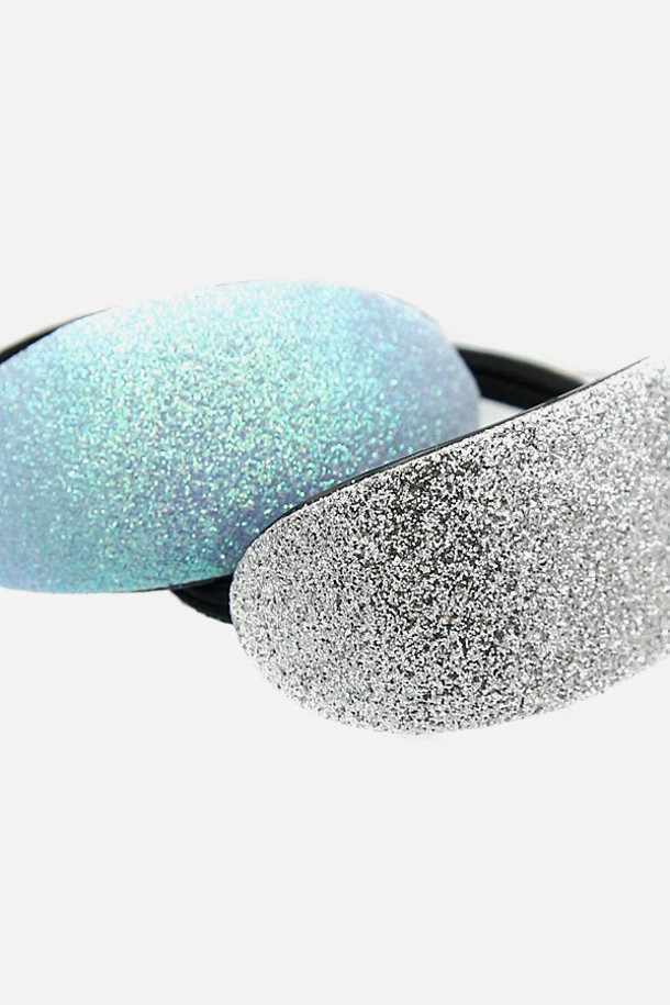 "글리터링 아치 헤어끈 H01410"은 라이트 블루와 실버 컬러의 반짝이는 글리터 장식이 돋보이는 여성용 헤어 액세서리입니다. 우레탄과 실버925 소재로 제작되어 메탈릭한 촉감과 함께 심플하고 세련된 디자인을 자랑하며, 말랑말랑한 와이어 소재로 제작되어 편안한 착용감을 제공합니다. 일상에서 모던하고 클래식한 스타일을 연출하기에 적합하며, 머리 사이즈에 맞춰 조절할 수 있는 실용적인 아이템입니다.
