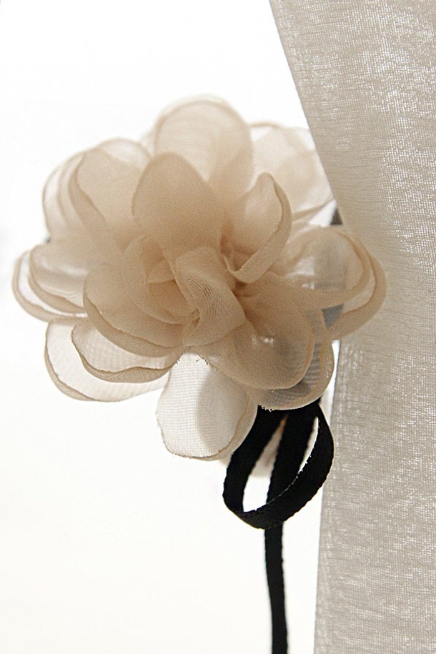 쉬폰 로즈 진주 리본 헤어끈 H01428은 여성분들을 위한 헤어 액세서리로, 시폰 소재에 리본과 진주 장식이 더해져 심플하면서도 클래식한 매력을 선사합니다. 블랙과 파스텔 핑크 두 가지 색상으로 제공되며, 8cm 크기에 61g으로 제작되어 일상생활에서 편안하게 착용할 수 있습니다. 무지 패턴으로 어떤 스타일에도 잘 어울려, 머리 스타일을 더욱 돋보이게 해줍니다.
