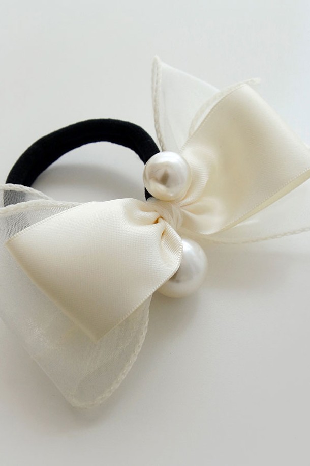 세련된 분위기를 연출하는 쉬폰 더블 리본 진주 헤어끈입니다. 블랙과 아이보리 두 가지 색상으로 출시되었으며, 부드러운 쉬폰 소재와 우레탄 밴드의 조화로 편안한 착용감을 선사합니다. 13cm X 9cm 사이즈의 리본과 진주 장식이 더해져 데일리룩에 포인트 아이템으로 활용하기 좋으며, 모던하면서도 클래식한 스타일을 완성합니다.
