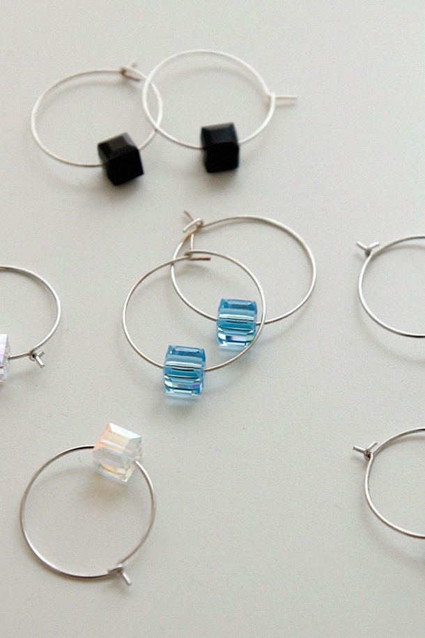 스왈 큐브 실버 링 귀걸이 M03945는 섬세한 스털링 실버 소재에 스와로브스키 크리스탈 큐브 장식이 더해져 모던하면서도 클래식한 무드를 선사합니다. 하이포알러제닉 도금 처리로 민감한 피부도 안심하고 착용할 수 있으며, 심플하고 세련된 디자인으로 일상생활 속에서 은은한 포인트를 줄 수 있습니다. 블랙, 화이트, 그린, 라이트블루 등 다양한 컬러 옵션으로 취향에 맞게 선택 가능하며, 고급 패키지 또는 개별 선물 포장으로 소중한 분에게 선물하기에도 좋습니다.
