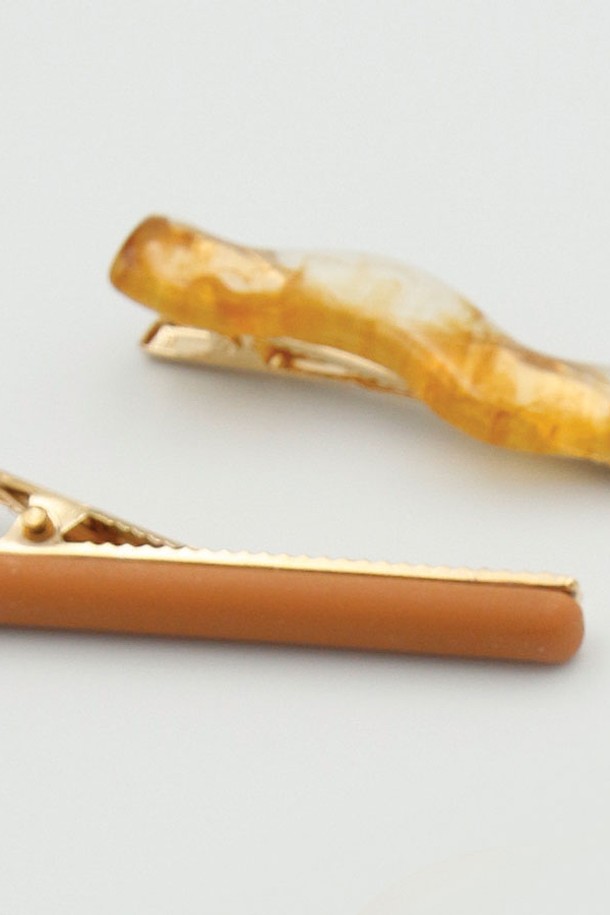 마블 웨이브 호마이카 집게핀 2pcs 세트 H01375는 베이지와 카멜 색상으로 구성되어 있으며, 황동과 마블 소재로 제작되어 모던하면서도 클래식한 무드를 연출합니다. 2개 세트로 제공되며, 웨이브 디자인과 마블 무늬가 돋보이는 심플하고 세련된 헤어 액세서리로, 일상에서 간편하게 사용하기 좋습니다. 하이포알러제닉 코팅 처리되어 안심하고 착용할 수 있습니다.
