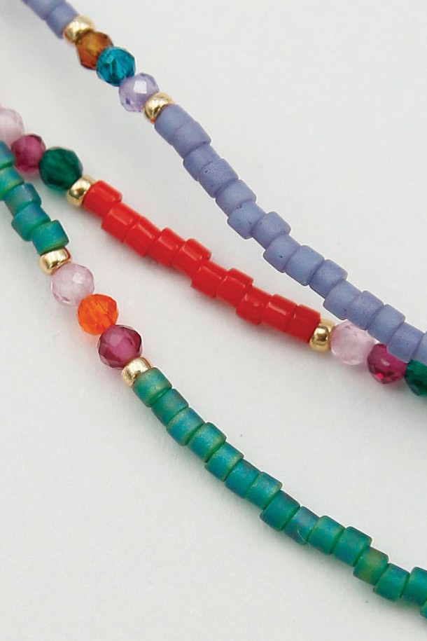 컬러 시드 크리스탈 목걸이 N01225는 실버925 소재에 레드, 블루, 그린 컬러의 시드 비즈와 크리스탈 장식이 더해져 미니멀하면서도 클래식한 무드를 연출합니다. 38cm 기본 길이에 4cm 익스텐션으로 길이 조절이 가능하며, 데일리로 착용하기 좋은 2.5g의 가벼운 목걸이입니다. 심플하고 세련된 디자인으로 다양한 룩에 포인트를 더하며, 스털링 실버 925 클래스프를 사용하여 고급스러움을 더했습니다.
