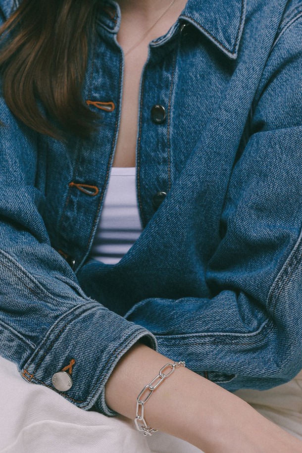 볼드 링크 클립체인 실버 팔찌 B01045는 모던하고 클래식한 매력을 동시에 선사하는 팔찌입니다. Sterling Silver 925 소재로 제작되어 알러지 방지 기능과 함께 세련된 디자인을 자랑하며, 심플한 디테일과 체인 디자인이 돋보입니다. 16.5cm(71.8g)와 17.5cm(12.5g) 두 가지 사이즈로 출시되었으며, 니켈프리 도금 처리되어 편안하게 착용할 수 있습니다.
