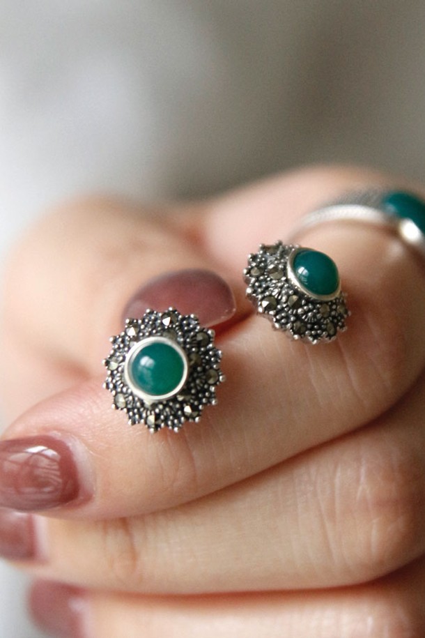 그린오닉스 마카사이트 실버 귀걸이 Be0702는 실버925, 그린오닉스, 마카사이트를 사용하여 모던하면서도 클래식한 스타일을 연출합니다. 1.2cm X 1.2cm 크기로, 천연석의 아름다움을 담아낸 디자인이 특징입니다. 2006년에 출시된 이 귀걸이는 심플하면서도 가벼운 매력으로 데이트룩, 카페룩, 모임룩 등 다양한 TPO에 잘 어울립니다. '안정과 균형'을 상징하는 그린오닉스는 스트레스 해소와 새로운 시작을 위한 긍정적인 에너지를 선사하며, 자기 성장을 돕습니다. 기본 및 고급 패키지 옵션으로 제공되며, 무게는 4.5g입니다. 미니멀, 시크 스타일을 선호하는 분들께 추천합니다.
