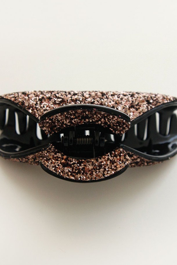 블랙과 브라운 컬러의 스팽글 장식이 돋보이는 여성용 하프 집게핀입니다. 셀룰로오스 소재로 제작되어 가볍고 편안하며, 일상에서 모던하고 세련된 스타일을 연출할 수 있습니다. 심플하면서도 트렌디한 디자인으로, 자연석과 실버의 믹스매치가 돋보이는 헤어 액세서리입니다.
