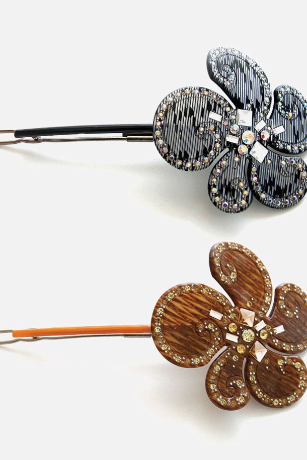 클라우드 플라워 큐빅 헤어핀 Bh0959는 셀룰로오스와 유리를 사용하여 제작되었으며, 브라운과 블랙 두 가지 색상으로 제공됩니다. 큐빅과 플라워 디자인 장식이 돋보이는 이 헤어핀은 13cm X 6.5cm 사이즈에 17.2g의 가벼운 무게로, 일상에서 모던하고 미니멀한 스타일을 연출하기 좋습니다. 자연석과 실버를 연상시키는 조화가 특징이며, 심플하면서도 절제된 아름다움을 선사합니다.
