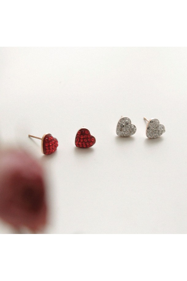 큐빅 통통 하트 로즈골드 귀걸이 M03958는 여성스러운 매력을 더해주는 귀걸이입니다. 로즈 골드 컬러의 서지컬스틸 소재로 제작되어 알레르기 걱정 없이 데일리로 착용하기 좋습니다. 큐빅과 하트 디자인이 어우러져 모던하면서도 클래식한 무드를 선사하며, 데이트룩에 포인트를 더하기 좋습니다. 0.8cm x 0.8cm 사이즈에 1.7g의 가벼운 무게로 편안하게 착용할 수 있습니다. 심플한 디자인으로 어떤 스타일에도 잘 어울리는 아이템입니다.
