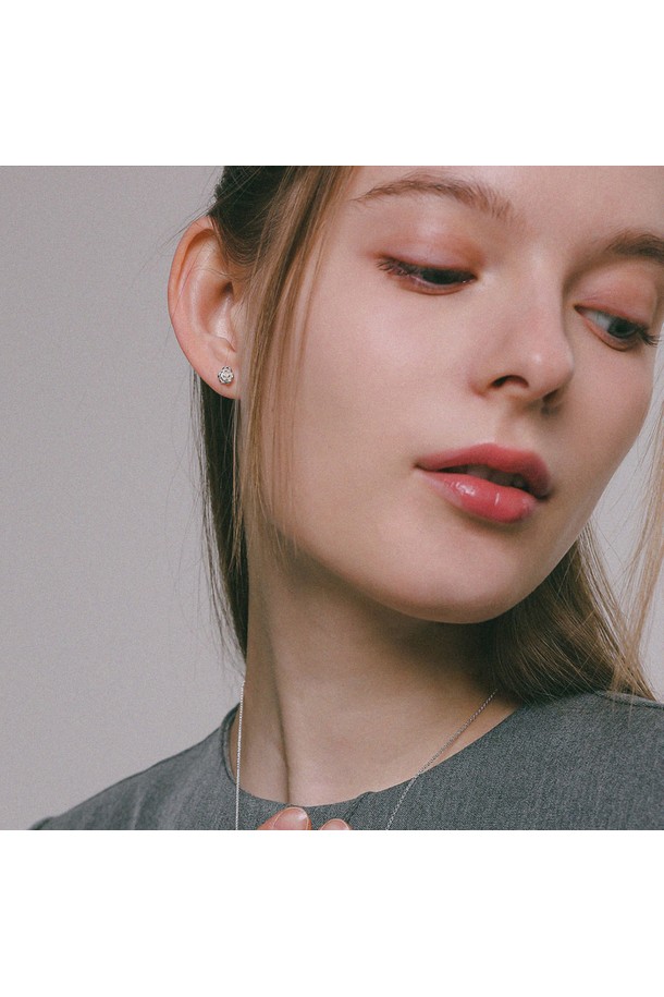 미니 로즈 실버 귀걸이 M04013은 925 스털링 실버 소재로 제작된 여성용 귀걸이입니다. 모던하면서 클래식한 무드를 자아내며, 로즈 패턴이 돋보이는 디자인입니다. 알러지 방지 코팅 처리로 민감한 피부에도 안심하고 착용할 수 있으며, 데이트룩과 카페룩에 잘 어울립니다. 심플하고 세련된 디자인으로 일상 속에서 은은하게 포인트를 줄 수 있습니다. 실버와 골드 두 가지 컬러로 출시되어 취향에 맞게 선택 가능합니다.
