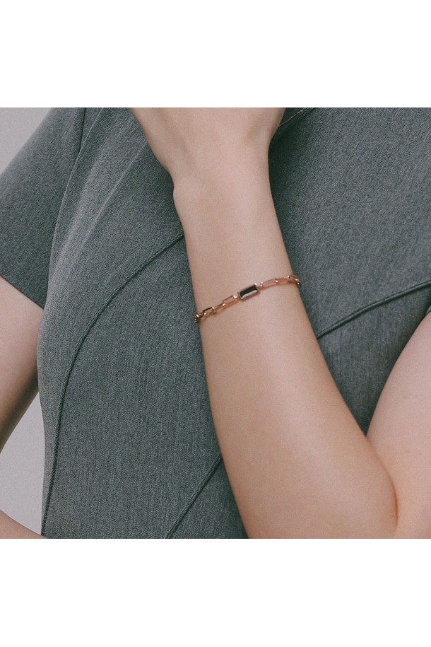 로즈골드 링크체인 래브라도 실버 팔찌 B01047는 여성스러운 매력을 더하는 팔찌입니다. 실버925와 라브라도라이트 소재에 로즈골드와 실버 컬러 조합으로 세련된 분위기를 연출합니다. 모던하면서 클래식한 스타일로, 심플한 체인 디자인이 돋보입니다. 전체 길이 16cm에 폭 1cm, 높이 0.5cm이며, 3cm 연장 체인이 포함되어 있어 착용 시 길이를 조절할 수 있습니다. 모임룩에 잘 어울리며, 데일리로 착용하기 좋습니다.
