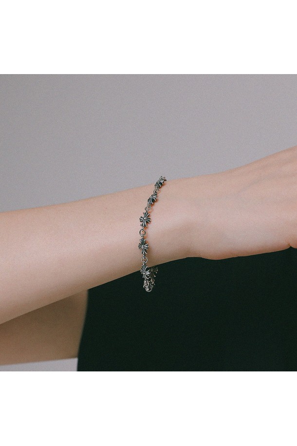 앤틱 크로스 링크 실버 팔찌 B01051는 여성스러운 매력을 더해줄 팔찌입니다. 앤틱 도금으로 마감된 스털링 실버(실버 함유량 92.5%) 소재로 제작되었으며, 크로스 패턴 디자인이 돋보입니다. 알레르기 방지 기능이 있어 안심하고 착용할 수 있으며, 18cm 길이와 10.7g의 적당한 무게감으로 편안한 착용감을 선사합니다. 데이트룩, 모임룩, 카페룩 등 다양한 TPO에 클래식, 미니멀, 로맨틱 스타일을 더하여 세련된 연출이 가능합니다. 향수, 땀, 물, 온도 변화에 변색될 수 있으며, 유연하게 구부러지는 특징이 있습니다. 기본 또는 고급 패키지 선택이 가능합니다.
