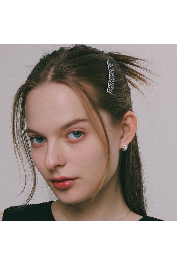 "펀칭 롬버스 큐빅 헤어핀 H01391"은 2025 AUTUMN Collection의 여성 헤어핀입니다. 셀룰로이드 소재에 롬버스 패턴과 큐빅, 펀칭 디테일이 더해져 클래식, 미니멀, 걸리시 스타일을 연출합니다. 블랙, 네이비, 인디 핑크 세 가지 색상으로 출시되었으며, 5.2cm x 1cm 사이즈로 데이트룩, 카페룩, 모임룩 등 다양한 TPO에 활용하기 좋습니다. 개별 포장이 가능한 베이직 및 하이엔드 패키지를 선택할 수 있으며, 무게는 3.4g입니다.
