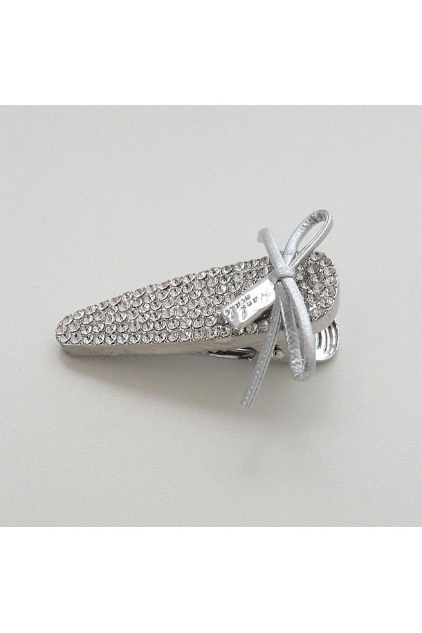 블링 큐빅 실버 리본 집게핀 H01464는 여성스러운 스타일을 완성해 줄 헤어 액세서리입니다. 실버 컬러의 브라스 소재에 화이트 도금 처리되어 은은하게 빛나는 큐빅과 리본 디자인이 돋보입니다. 데이트룩에 잘 어울리는 걸리시, 미니멀, 로맨틱 스타일의 집게핀으로, 일상에서도 부담 없이 착용 가능합니다. 선물용으로도 적합하며, 큐빅 장식이 섬세하게 세팅되어 고급스러운 느낌을 더합니다.
