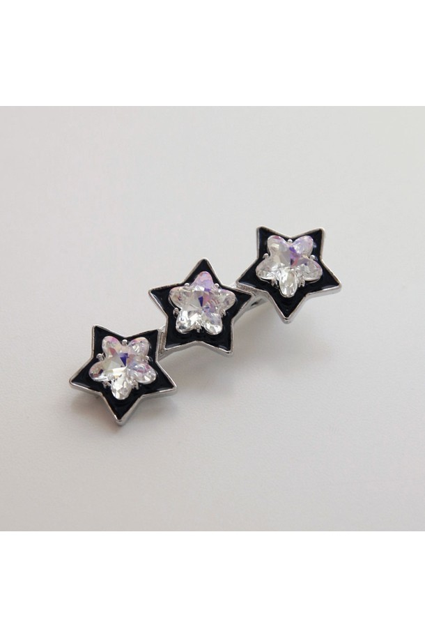 모노크롬 진주 큐빅 집게핀 H01465는 미니멀하고 베이직한 스타일을 추구하는 여성들을 위한 헤어 액세서리입니다. 화이트 컬러의 이 집게핀은 큐빅과 진주 장식으로 포인트를 주어 화려함을 더했습니다. 브라스 소재에 실버 도금 처리하여 고급스러운 느낌을 살렸으며, 플라워/스타 디자인으로 여성스러운 무드를 강조했습니다. 데이트룩이나 모임룩에 매치하여 클래식하면서도 걸리시한 스타일을 연출할 수 있습니다. 
