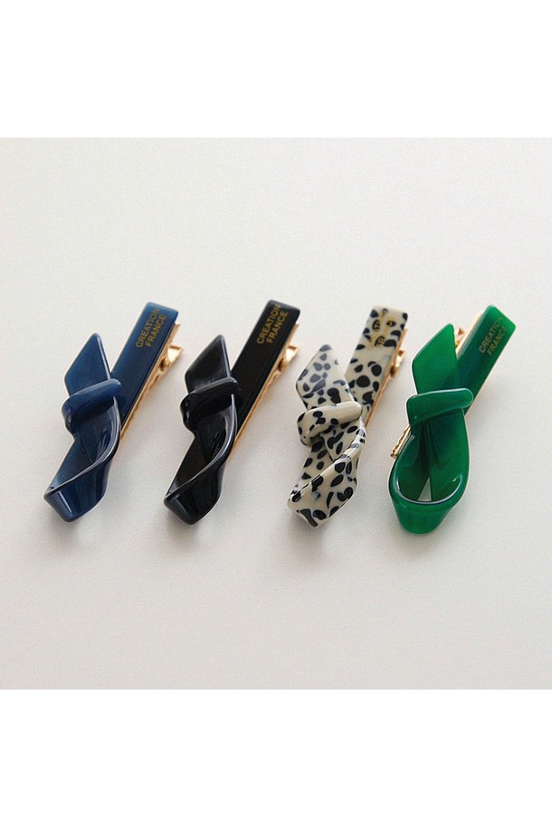 프랑스 미니 루프 리본 집게핀 H01466은 여성스러운 스타일을 완성하는 헤어 액세서리입니다. 블랙, 블루, 달마시안, 그린 4가지 색상으로 출시되었으며, 일상, 데이트룩, 카페룩에 모두 잘 어울립니다. 고급스러운 브라스(Brass)와 셀룰로이드 소재로 제작되었으며, 프랑스 스타일의 미니 리본 디자인이 특징입니다. 집게핀 타입으로 간편하게 착용할 수 있어, 클래식, 걸리시, 미니멀한 스타일을 즐기는 분들께 추천합니다.
