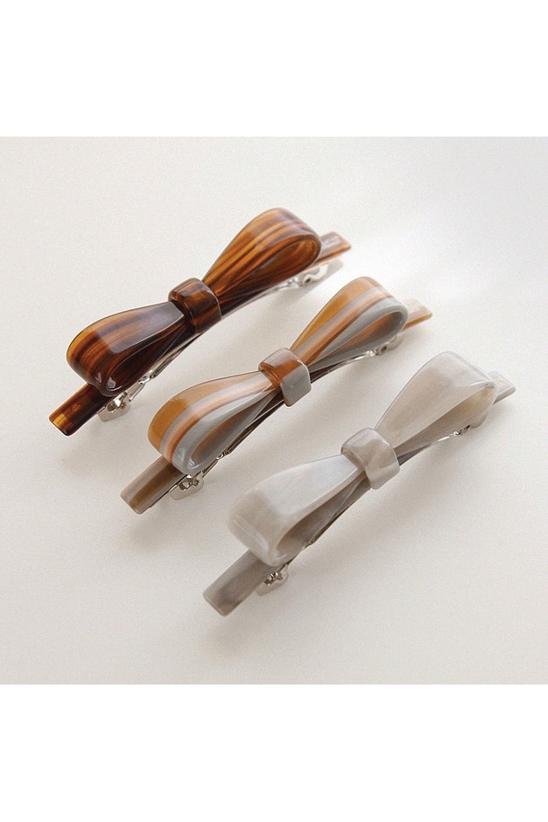 프랑스 마블 호리존 리본 자동핀 H01468는 여성스러운 스타일을 완성하는 헤어 액세서리입니다. 브라운, 그레이, 믹스 컬러의 마블 패턴이 돋보이며, 브라스와 셀룰로이드 소재로 제작되어 고급스러운 분위기를 자아냅니다. 자동핀 기능으로 간편하게 착용할 수 있으며, 데이트룩, 카페룩 등 다양한 TPO에 활용하기 좋습니다. 클래식, 걸리시, 미니멀 스타일을 즐겨 입는 여성에게 추천하며, 프랑스에서 제작된 하이엔드 및 베이직 패키지 옵션을 선택할 수 있습니다.
