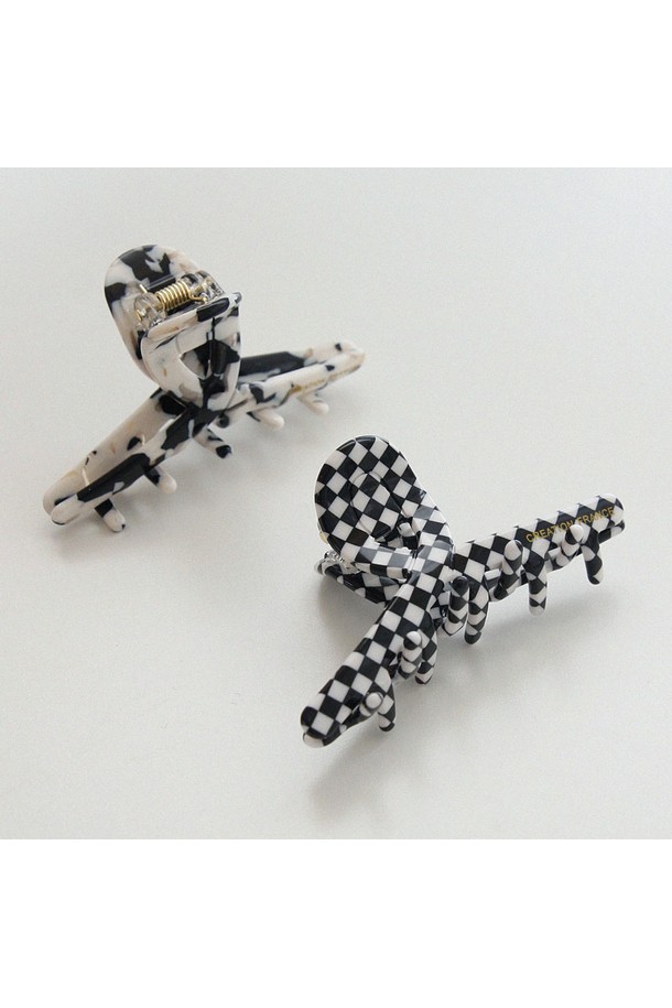 프랑스 셀룰로오스 반묶음 집게핀 H01470은 여성 고객을 위한 헤어 액세서리입니다. 브라운, 레드, 체크, 마블 등 다채로운 색상과 체크, 마블 무늬로 제작되었으며, 클래식 체인 디자인이 돋보입니다. 셀룰로이드와 브라스 소재로 제작되어 고급스러움을 더하며, 일상 속 반묶음 스타일을 연출하기에 적합합니다. 데이트룩, 카페룩, 모임룩 등 다양한 TPO에 걸맞은 클래식, 걸리시, 미니멀 스타일을 완성해보세요.
