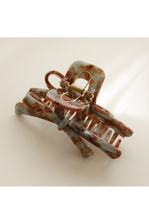 프랑스 언발란스 리본 집게핀 Bh0960은 여성스러운 스타일을 연출해 주는 헤어 액세서리입니다. 블랙, 그린, 오로라 세 가지 색상으로 출시되었으며, 가볍고 튼튼한 셀룰로오스 소재로 제작되었습니다. 언발란스 디자인의 리본 장식이 포인트로, 심플하면서도 모던한 분위기를 줍니다. 데이트룩, 카페룩 등 다양한 TPO에 활용 가능하며, 미니멀, 클래식, 걸리시 스타일을 즐겨 입는 분들께 추천합니다.
