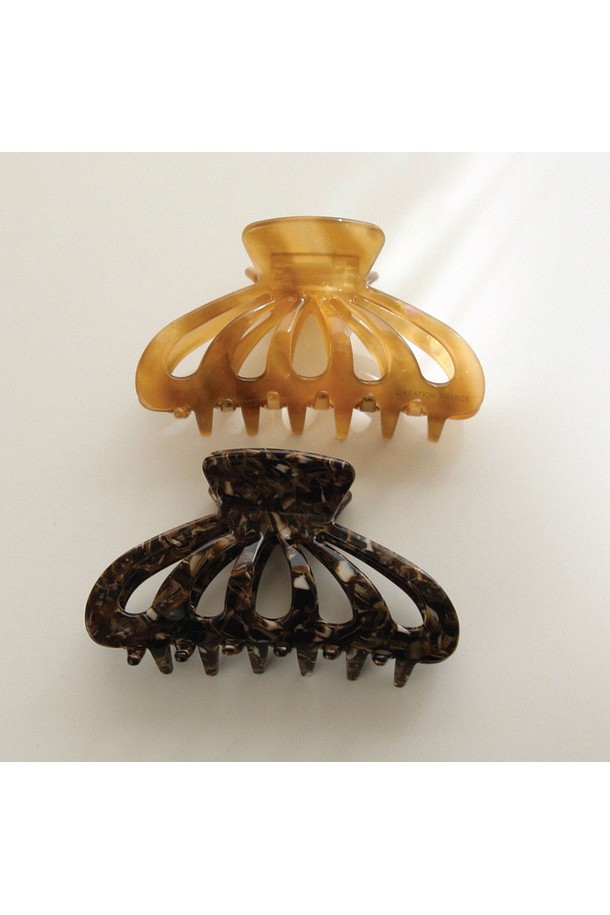 프랑스 마블 쉘 미디엄 집게핀 Bh0961은 여성스러운 헤어 스타일링을 위한 필수템입니다. 다크브라운과 브라운 컬러의 조화가 세련된 느낌을 주며, 프랑스 셀룰로오스 소재로 제작되어 가볍고 편안한 착용감을 선사합니다. 자연스러운 마블 패턴은 심플하면서도 모던한 스타일을 연출하며, 데이트룩이나 카페룩에 포인트를 더해줍니다. 미디엄 사이즈의 집게핀 타입으로, 머리숱이 많은 분들도 헤어를 안정적으로 고정할 수 있습니다.
