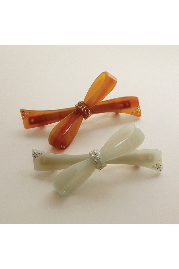 프랑스 리니어 큐빅 리본 자동핀 (Bh0962)은 여성스러운 스타일을 완성하는 리본 자동핀입니다. French Cellulose(프렌치 셀룰로스) 소재로 제작되어 고급스러운 분위기를 자아내며, 블랙, 브라운, 라이트 그린 세 가지 색상으로 만나볼 수 있습니다. 큐빅과 리본 장식이 어우러져 모던하면서도 절제된 아름다움을 선사하며, 9.2cm X 5.5cm 사이즈로 데이트룩, 카페룩, 모임룩 등 다양한 TPO에 활용하기 좋습니다. 걸리시, 클래식, 미니멀 스타일을 즐겨 입는 여성에게 추천하며, 내추럴 스톤과 시크한 실버의 조화가 돋보이는 디자인입니다.
