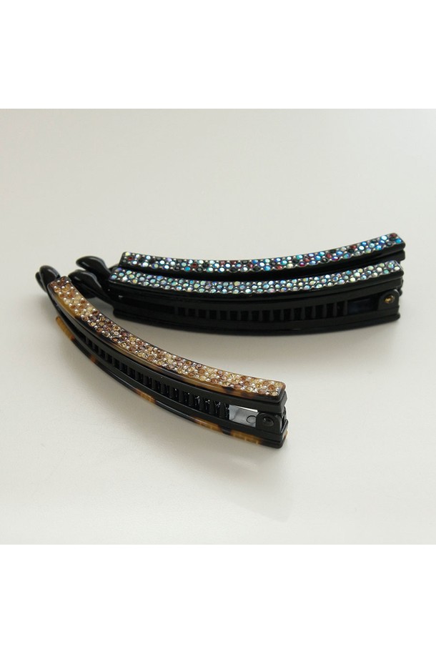 세련된 스타일을 완성해 줄 슬림 라인 큐빅 바나나핀 Bh0963입니다. 부드러운 셀룰로오스 소재와 반짝이는 크리스탈 큐빅 장식이 조화롭게 어우러져 심플하면서도 모던한 무드를 연출합니다. 가볍고 편안한 착용감으로 데이트룩, 카페룩 등 다양한 TPO에 활용 가능하며, 미니멀, 클래식, 걸리시 스타일을 즐기는 여성분들께 추천합니다. 브라운, 맥스, 오로라 세 가지 컬러로 출시되었으며, 2006년에 첫선을 보인 제품입니다. 슬림한 라인과 바나나핀 타입으로 머리 스타일에 포인트를 더해보세요.
