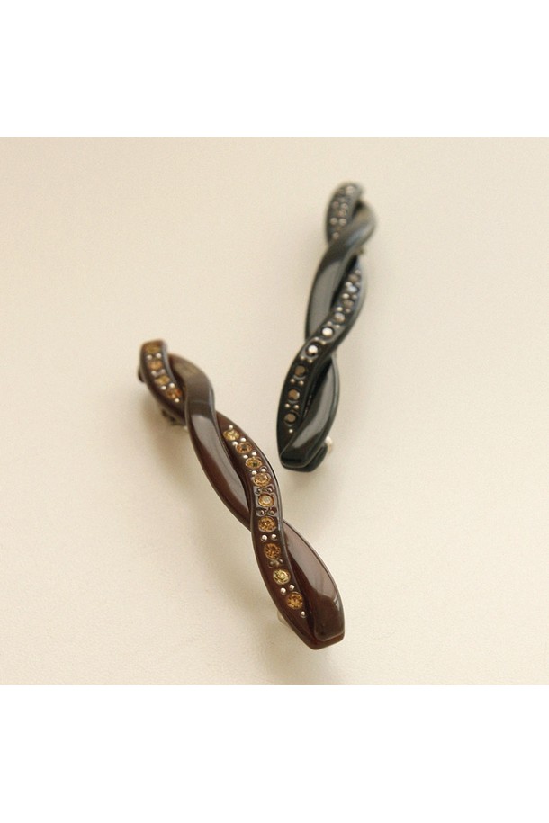 프랑스 큐빅 꼬임 포인트 자동핀 Bh0965는 모던하고 절제된 아름다움을 선사하는 헤어핀입니다. 블랙과 브라운 컬러로 출시되었으며, 프랑스 셀룰로오스 소재와 큐빅, 꼬임 디자인이 만나 세련된 포인트를 더합니다. 자동핀 타입으로 간편하게 착용할 수 있으며, 데이트룩, 카페룩 등 다양한 스타일에 활용 가능합니다. 심플하면서도 가벼운 매력으로 클래식, 미니멀, 걸리시 스타일을 즐기는 여성분들께 추천합니다. 2006년에 런칭된 제품으로, 제품 순수성을 기반으로 화려한 컬러와 트렌디한 아이디어를 담았습니다.
