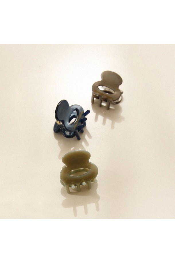 프랑스 도넛 미니 집게핀 Bh0966은 여성용 헤어 액세서리입니다. 2.8cm x 2.5cm의 미니 사이즈로, 셀룰로오스 소재와 브라운 컬러가 특징입니다. 도넛 디자인 장식과 내추럴 스톤, 실버 믹스 디자인이 조화롭게 어우러져 미니멀하고 클래식한 스타일을 연출합니다. 일상에서 간편하게 사용할 수 있는 집게핀으로, 2006년에 출시된 제품입니다. 무게는 3.1g입니다.
