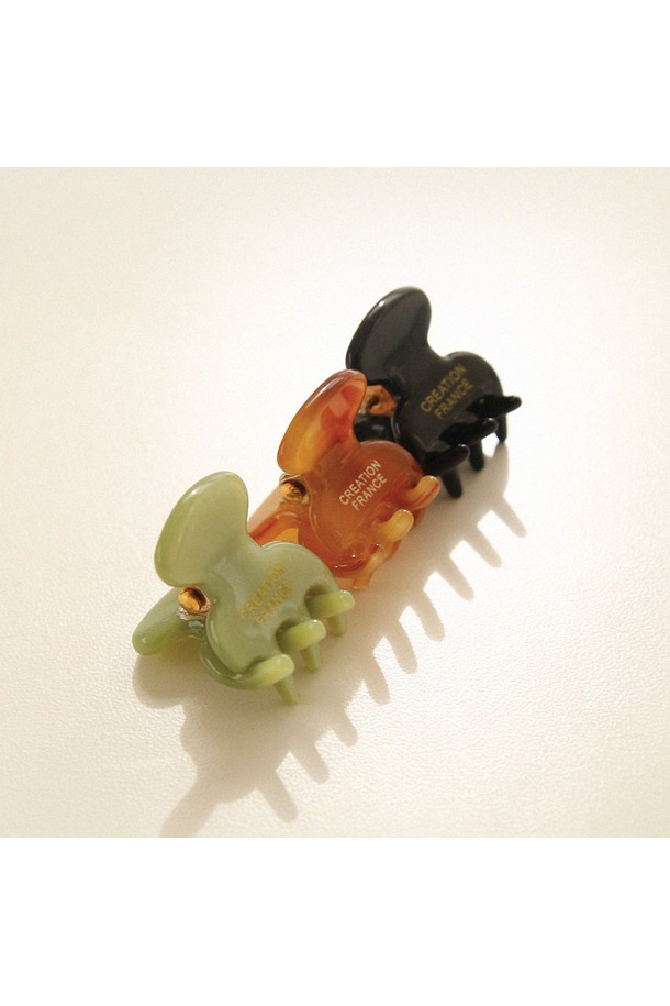 프랑스 마이크로 라운드 집게핀 Bh0967는 여성의 헤어 스타일링을 위한 액세서리입니다. 셀룰로오스 소재로 제작되어 가볍고 편안한 착용감을 선사하며, 모던하고 심플한 디자인으로 데이트룩, 카페룩 등 다양한 TPO에 잘 어울립니다. 블랙, 브라운, 카키 3가지 트렌디한 컬러와 무지 패턴으로 출시되어 어떤 의상에도 자연스럽게 매치됩니다. 천연석과 실버 장식이 조화롭게 어우러져, 스타일리시하면서도 절제된 아름다움을 표현합니다.
