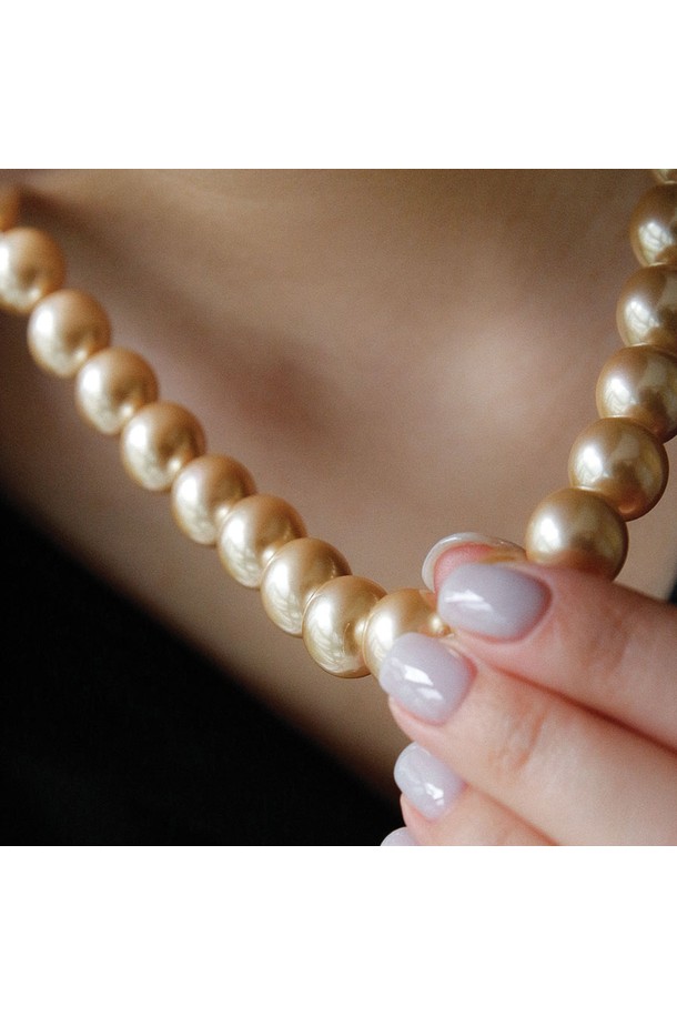 샴페인 골드 12mm 진주 목걸이 Bn0571은 여성 고객을 위한 우아한 목걸이입니다. 12mm 사이즈의 자연산 진주가 사용되었으며, 샴페인 골드 컬러로 고급스러움을 더했습니다. 길이 46cm, 무게 95.1g으로, 심플한 디자인이 돋보이는 클래식하고 우아한 스타일을 연출합니다. 데이트룩, 모임룩에 포인트를 더하거나 미니멀, 로맨틱 스타일을 완성하는 데 적합합니다. 일상에서도 부담 없이 착용하여 여성스러운 분위기를 연출할 수 있습니다.
