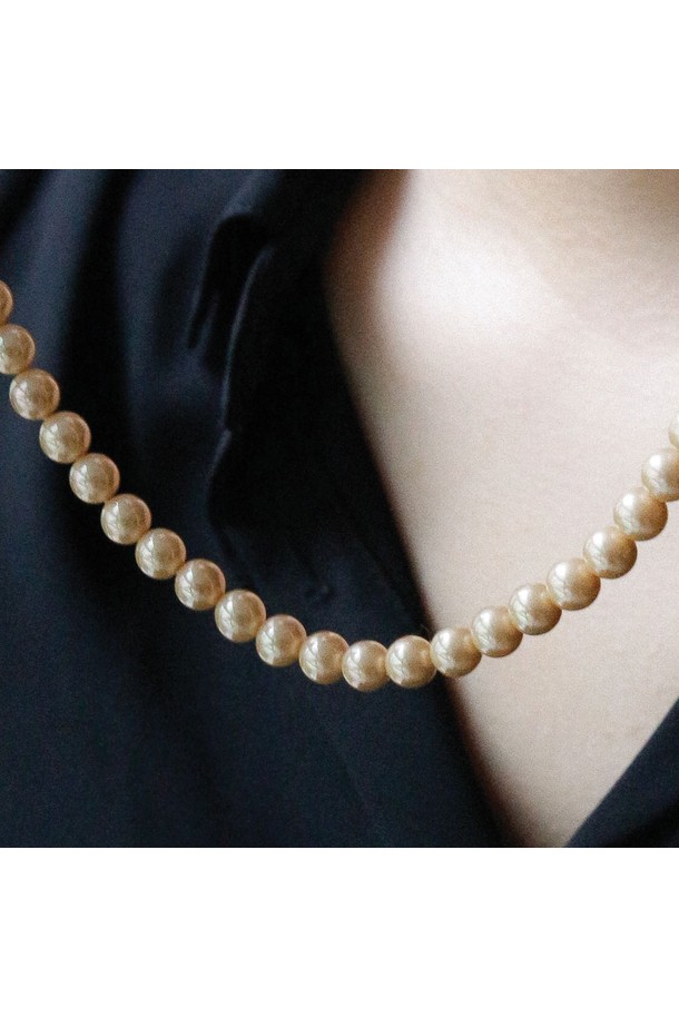 샴페인 골드 8mm 진주 목걸이 Bn0572는 여성스러운 매력을 돋보이게 하는 목걸이입니다. 8mm 크기의 진주, 샴페인 골드 컬러가 모던하고 심플한 디자인으로 어우러져 세련된 분위기를 연출합니다. 자연석 혼합으로 제작되었으며, 43cm 길이로 다양한 TPO(데이트룩, 모임룩, 소개팅룩)에 잘 어울립니다. 클래식, 미니멀, 로맨틱 스타일을 즐기는 분들께 추천하며, 2006년에 출시되어 꾸준히 사랑받는 제품입니다. 기본 패키지 및 고급 패키지 옵션을 선택할 수 있습니다.
