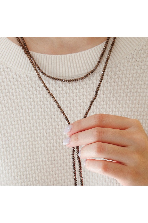 롱 크리스탈 슬림 스카프 목걸이 Bn0585는 미니멀하고 모던한 스타일을 추구하는 여성분을 위한 목걸이입니다. 블랙 컬러의 슬림한 디자인에 크리스탈과 스틸 소재를 사용하여 세련된 분위기를 연출합니다. 총 길이 132cm로, 자연석과 실버의 조화가 돋보이며, 데이트룩, 카페룩, 모임룩 등 다양한 TPO에 매치하기 좋습니다. 무게는 21.1g으로 가볍게 착용할 수 있으며, 심플하지만 시크한 스타일을 완성해 줍니다. 기본/고급 패키지 선택이 가능합니다.
