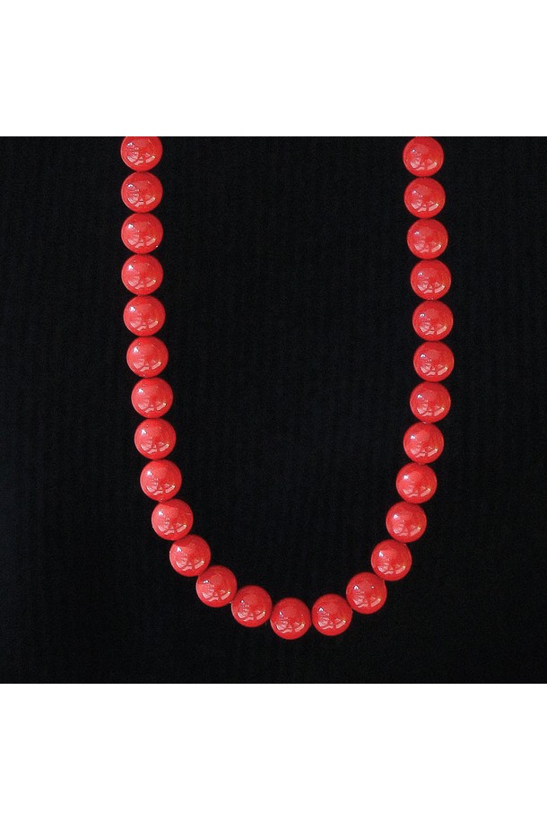 8mm 레드 진주 목걸이 Bn0589는 여성스러운 매력을 더하는 목걸이입니다. 8mm의 붉은색 진주와 심플한 디자인이 어우러져 미니멀하면서도 베이직한 스타일을 연출합니다. 42cm 길이로 제작되었으며, 자연석 진주와 실버 소재를 사용하여 고급스러움을 더했습니다. 무게는 38.3g이며, 데이트룩, 모임룩, 소개팅룩 등 다양한 TPO에 잘 어울립니다. 클래식하면서도 세련된 스타일을 완성해 보세요.
