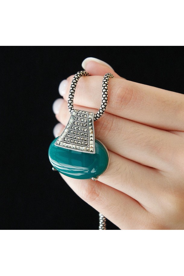 그린 오닉스와 마카사이트, 실버 소재로 제작된 롱 목걸이 Bn0590입니다. 미니멀하고 모던한 스타일로, 여성 및 남성 모두 착용 가능합니다. 천연석 특유의 섬세한 아름다움을 느낄 수 있으며, 심플한 디자인이 세련된 분위기를 연출합니다. 가벼운 착용감으로 데이트룩, 모임룩, 카페룩 등 다양한 TPO에 활용 가능하며, 미니멀, 클래식, 시크 스타일을 즐기는 분들께 추천합니다.
