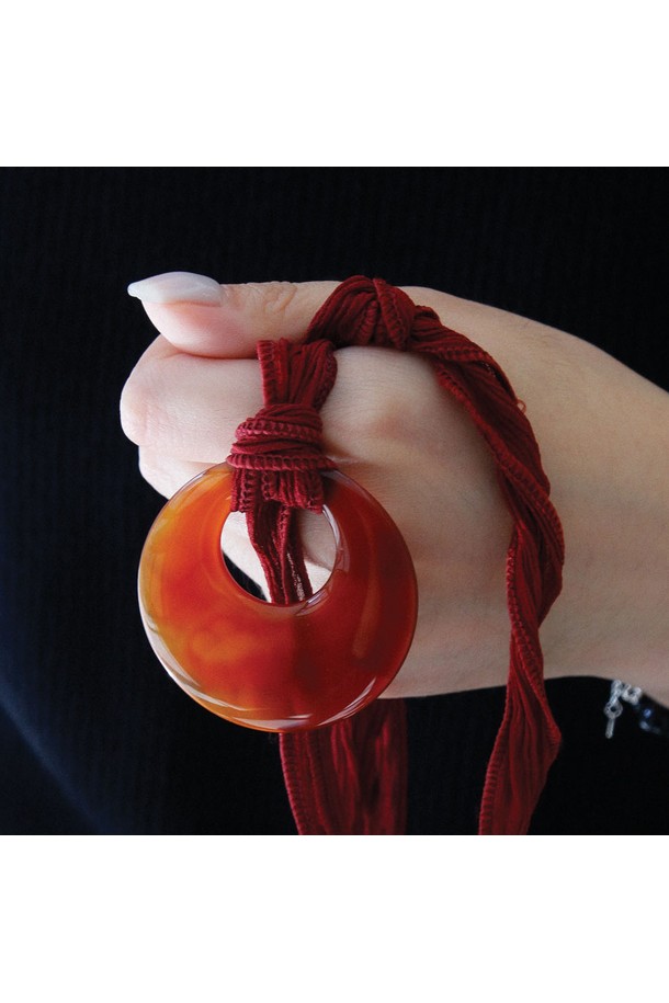 레드 자마노 원석 실크 코드 목걸이 Bn0591은 모던하고 미니멀한 스타일을 추구하는 당신을 위한 아이템입니다. 부드러운 실크 코드와 자연스러운 디자인의 자마노 원석이 어우러져 편안하면서도 세련된 분위기를 연출합니다. 2006년에 출시되어 꾸준히 사랑받고 있으며, 가볍게 착용할 수 있어 데이트룩, 모임룩, 카페룩 등 다양한 TPO에 활용하기 좋습니다. 미니멀, 클래식, 로맨틱 스타일을 즐겨 입는 분들께 추천하며, 고급 포장 및 선물 포장 옵션도 제공됩니다.
