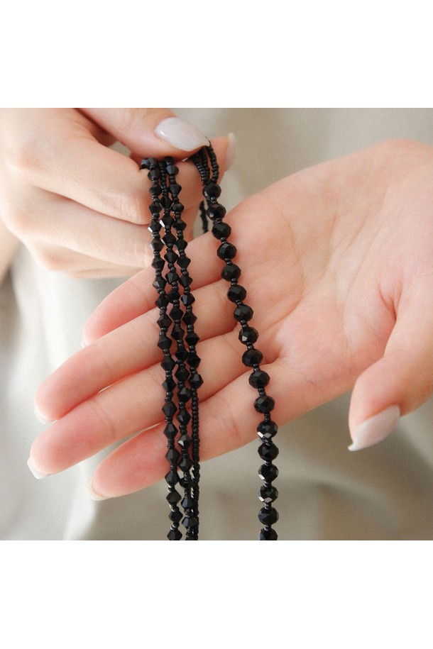 블랙 크리스탈 레이어드 롱 목걸이 Bn0592는 모던하고 미니멀한 스타일을 추구하는 여성들을 위한 목걸이입니다. 크리스탈과 비즈 소재를 사용하여 시크하면서도 세련된 분위기를 연출하며, 롱한 길이와 레이어드 디자인으로 포인트를 더했습니다. 체인 익스텐더를 통해 길이를 조절할 수 있어 다양한 스타일에 맞춰 착용 가능합니다. 데이트룩, 모임룩, 파티룩 등 TPO에 구애받지 않고, 미니멀, 시크, 클래식 스타일을 즐기는 분들께 추천합니다. 내추럴 스톤과 실버의 조화가 돋보이는 이 목걸이는 2006년 런칭 이후 꾸준히 사랑받고 있습니다.
