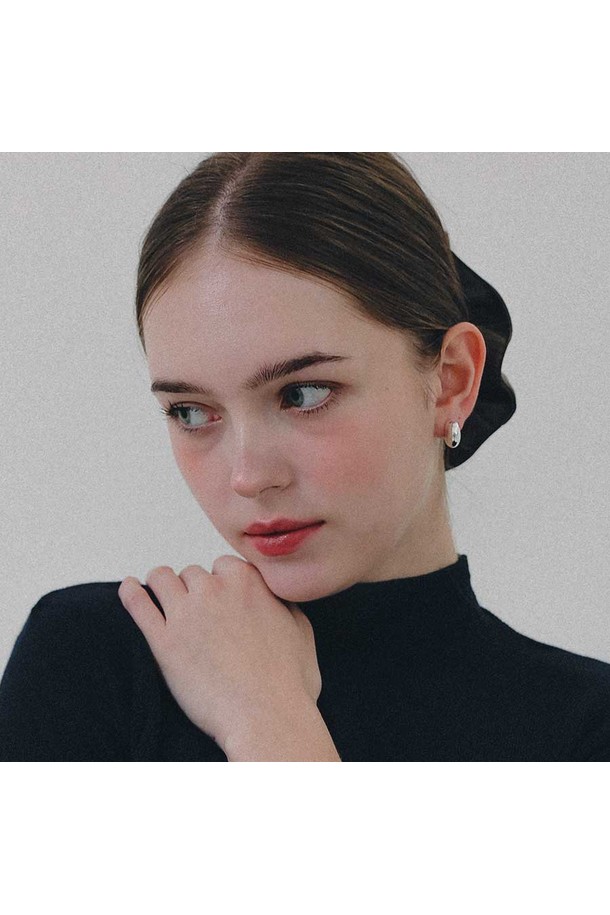 쿼터 볼륨 라운드 실버 귀걸이 M04062는 여성스러운 매력을 더해주는 실버 귀걸이입니다. 미니멀하고 베이직한 스타일로, 데이트룩이나 모임룩에 세련된 포인트를 더할 수 있습니다. 라운드 형태에 쿼터 볼륨 디자인을 더하여 볼륨감 있는 실루엣을 연출합니다. 피어싱 방식으로 착용하며, 실버 소재 특유의 은은한 광택이 돋보입니다. 클래식한 스타일을 선호하는 분들께도 추천합니다.
