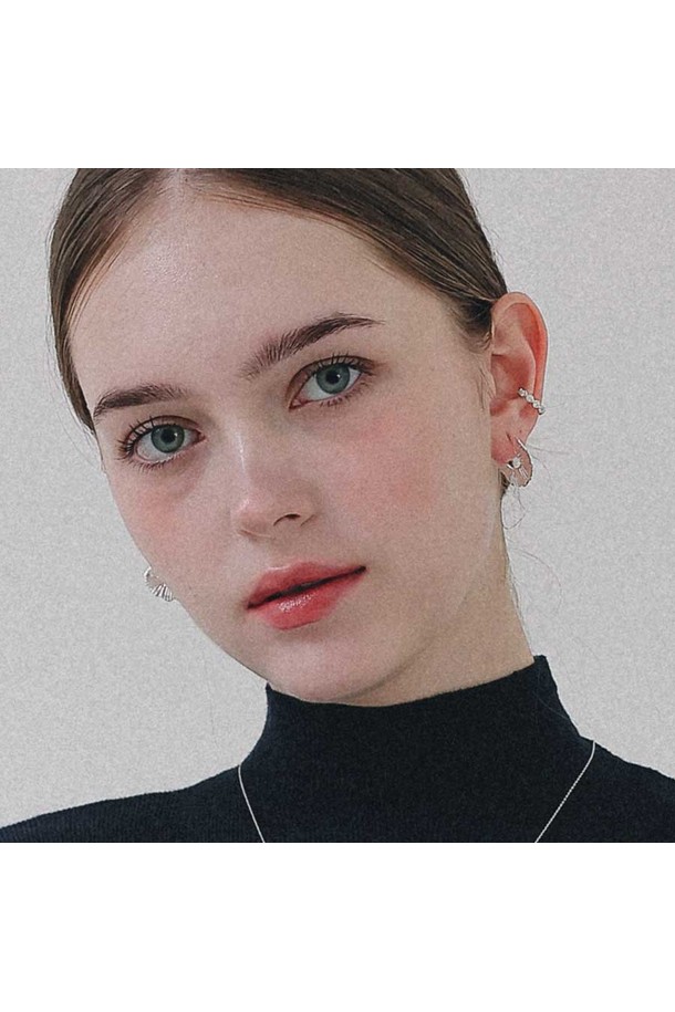 세련된 쿼터 플랫 링클 실버 귀걸이 M04068입니다. 미니멀한 스타일과 링클 디자인이 만나 시크한 분위기를 연출합니다. 데일리룩은 물론, 모임룩에도 포인트 아이템으로 활용하기 좋습니다. 금속 소재의 실버 컬러로 제작되었으며, M 사이즈로 부담 없이 착용 가능합니다. 쿼터 디자인으로 유니크함을 더했습니다.
