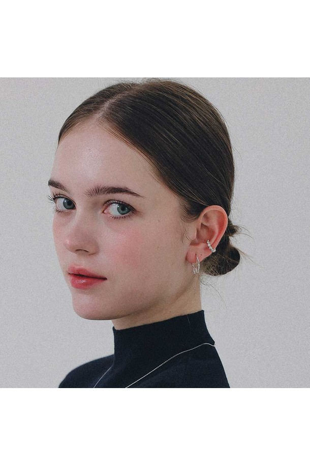 화이트 큐빅 라운드 실버 이어커프 M04075는 여성용 액세서리로, 미니멀하고 우아한 스타일을 연출합니다. 실버 메탈 소재에 큐빅 장식이 더해져 은은한 반짝임을 선사하며, 귀 뒷부분에 착용하여 포인트를 줄 수 있습니다. 큐빅과 라운드 디자인이 조화롭게 어우러져 세련된 느낌을 줍니다. 일상생활에서 부담 없이 착용하여 스타일 지수를 높여보세요.
