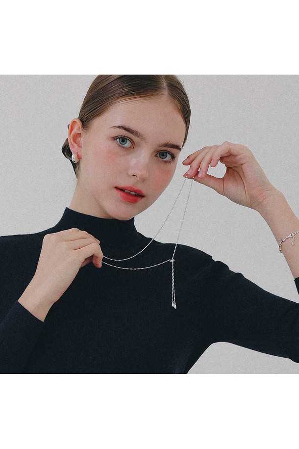 여성스러운 매력을 더해줄 드롭 펜던트 실버 타이 목걸이 N01191입니다. 메탈 소재의 실버 컬러로 제작되어 미니멀하면서도 엘레강스한 스타일을 연출합니다. 펜던트와 드롭 디자인이 특징이며, 타이 스타일로 세련된 포인트를 더했습니다. 모임룩, 클래식, 시크 스타일에 매치하여 스타일리시한 룩을 완성해 보세요. 데일리 아이템으로 활용하기 좋으며, 체인 디자인으로 은은한 멋을 더했습니다.
