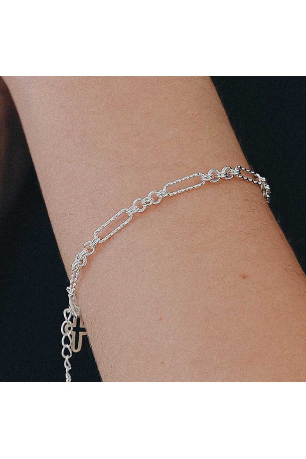 세련된 여성의 스타일을 완성해 줄 "크로스 피가로 체인 실버 팔찌 B01066"입니다. 미니멀하고 클래식한 무드를 자아내는 실버 컬러의 금속 팔찌로, 심플한 디자인에 크로스 디자인과 피가로 체인 디테일이 돋보입니다. 데이트룩, 모임룩, 소개팅룩 등 다양한 TPO에 매치하여 시크하고 세련된 스타일을 연출할 수 있습니다. 

