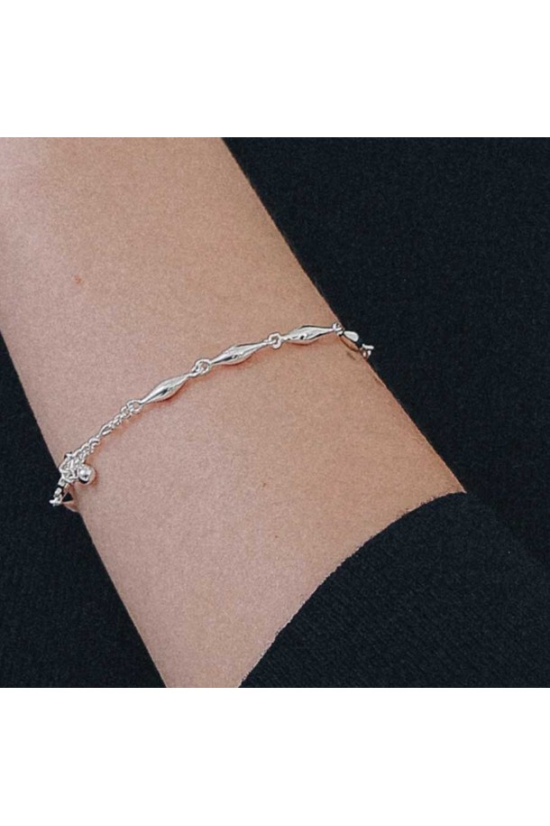 바이콘 체인 실버 팔찌 B01071는 여성의 손목을 은은하게 빛내줄 실버 팔찌입니다. 금속 소재로 제작되었으며, 미니멀하고 베이직한 스타일을 추구하는 분들께 적합합니다. 심플한 디자인과 체인 스타일이 어우러져 일상복에 자연스럽게 매치하기 좋습니다. 유행을 타지 않는 클래식한 매력으로 오랫동안 착용할 수 있습니다. 데일리 팔찌로 활용하여 세련된 스타일을 완성해보세요.
